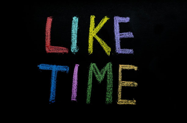 在黑板上手绘彩色文字“喜欢时间”图片下载