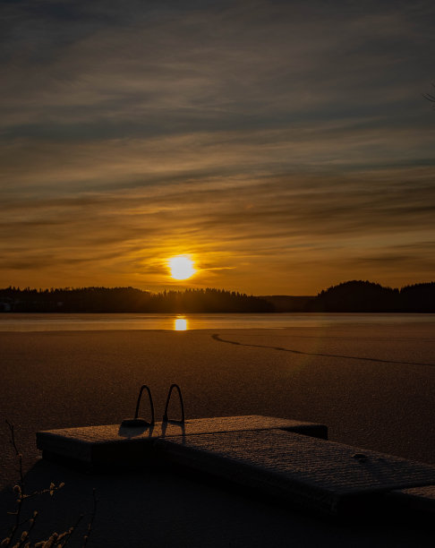 冰湖上的日落图片下载