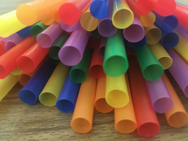 很多五颜六色的塑料吸管图片下载
