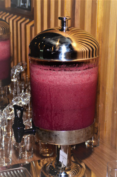 红色的果汁在牛奶桌上图片下载