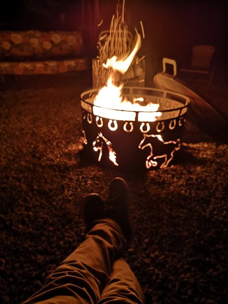 在火边放松图片下载