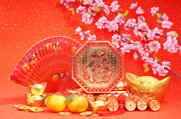 中国新年装饰品——金元宝、鞭炮、橘子、金币、扇子，中国书法翻译:新年好祝福图片下载