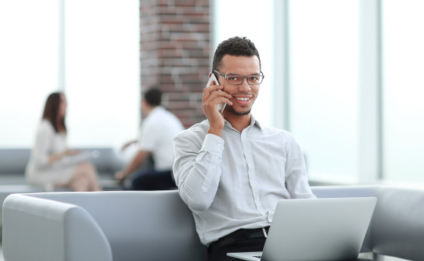 商人坐在现代化办公室的大厅里工作图片下载