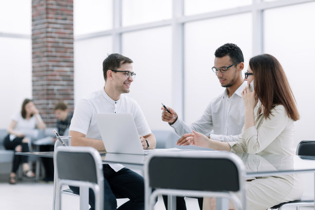 业务团队讨论新演示文稿的想法图片下载