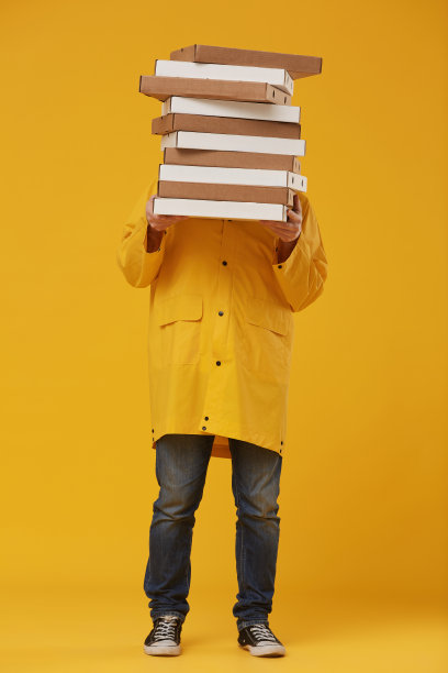 拿着一大堆披萨的匿名送货员图片下载