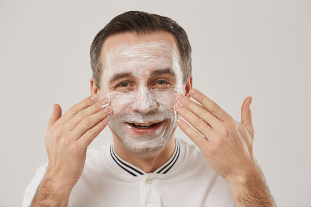 快乐的成年人享受面膜图片下载