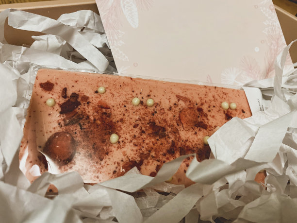 礼物套装在一个粉红色的盒子里，有一个笔记本，钢笔，巧克力棒和幸运饼干图片下载