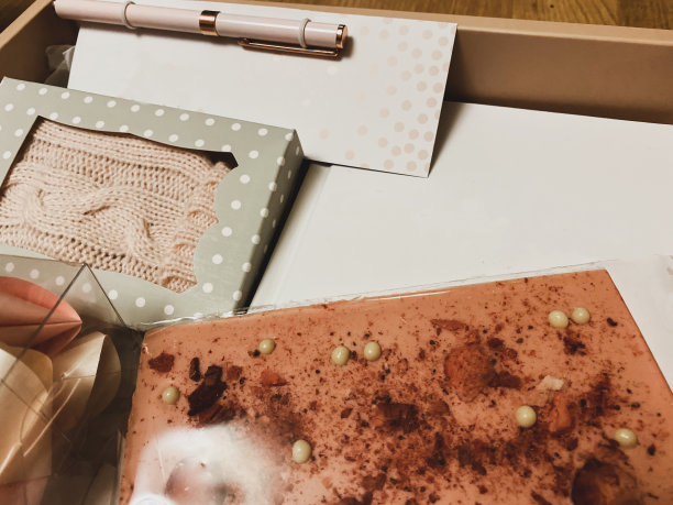 礼物套装在一个粉红色的盒子里，有一个笔记本，钢笔，巧克力棒和幸运饼干图片下载