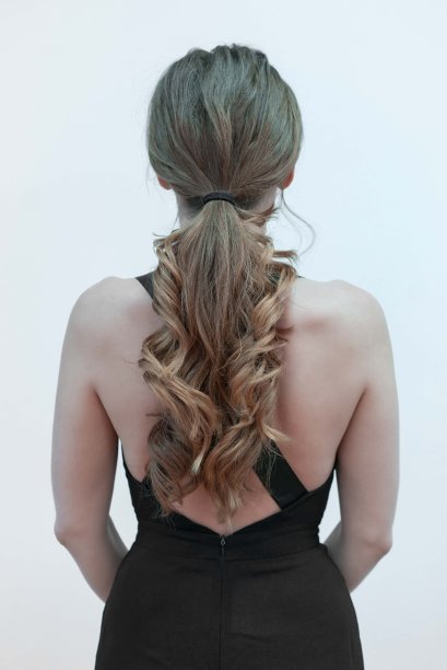 女人的发型尾后视图孤立在白色的背景图片下载