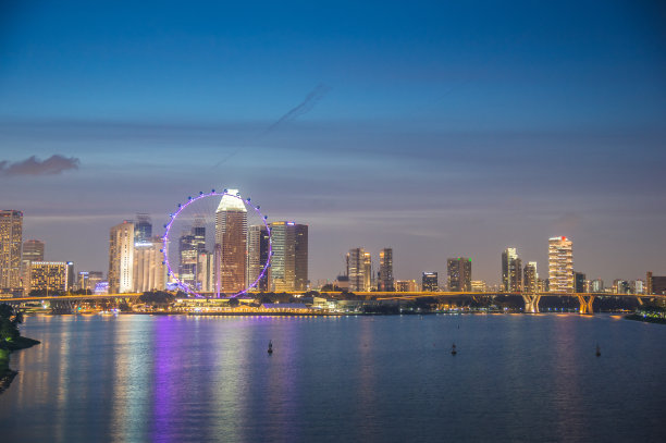 新加坡天际线和滨海湾全景，码头是新加坡的经济中心，这里有新加坡中心的所有建筑图片下载