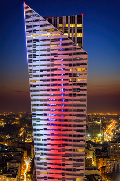夜间，波兰华沙市中心的现代住宅楼图片下载