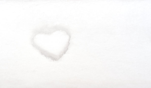 由雪制成的心形符号。情人节白色背景。情人节贺卡或请帖。2月14日，生日，婚礼，爱情，幸福的概念。平放，俯视图与复制空间的文本图片下载