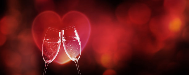 两个香槟酒杯在浪漫迷离的红色背景上图片下载
