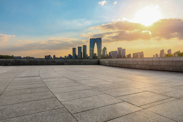 苏州空旷的广场和美丽的城市天际线图片下载