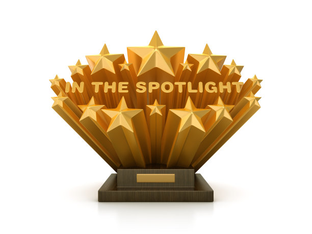 金色的星星在奖杯上的聚光灯短语-黑板背景- 3D渲染图片下载