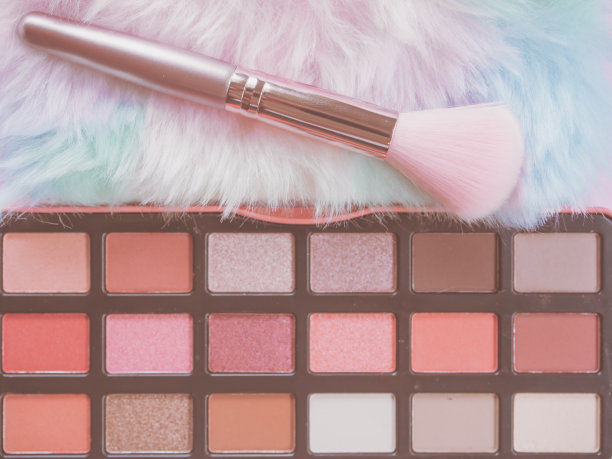 美容和化妆概念从脸部化妆品，腮红刷，高光调色板和眼影与粉色调脸部化妆图片下载