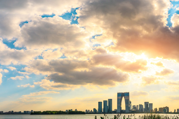 日落时分，美丽的城市天际线和宁静的苏州湖图片下载