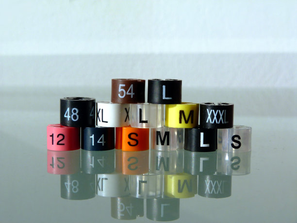 小的塑料环标记和衣服尺寸指示器图片下载