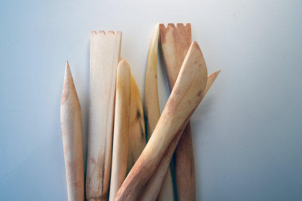 木制造型，针和涂鸦工具的陶瓷艺术图片下载