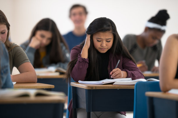 亚洲大学生在班级学习照片图片下载