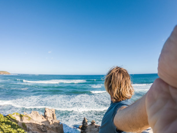 在夏威夷海岸线自拍的男人图片下载