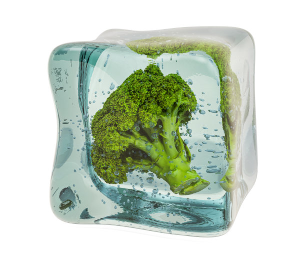 椰菜卷心菜冻在冰块，3D渲染孤立的白色背景图片下载