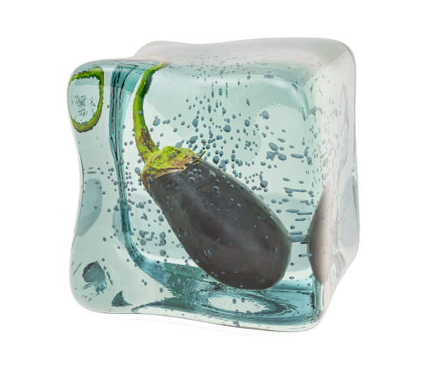 茄子冻在冰块中，3D渲染孤立在白色背景上图片下载