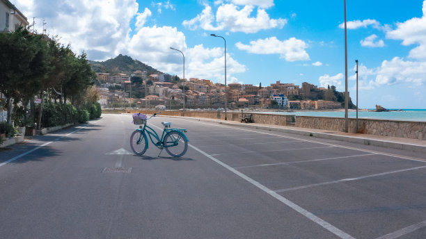 自行车站在停车场图片下载