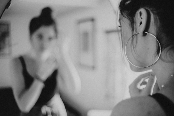 女孩准备走到镜子前图片下载