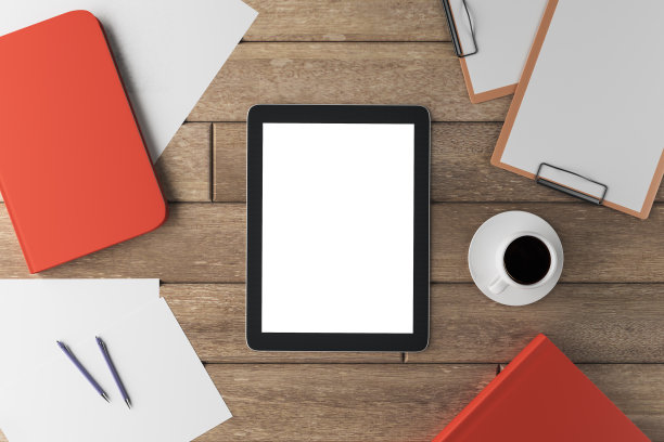 木制的办公室桌面与白色的写字板图片下载