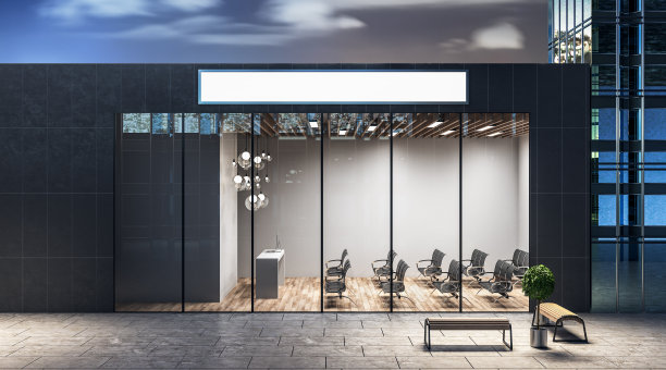 单层灰色建筑上的白色空白招牌，带有现代礼堂。图片下载