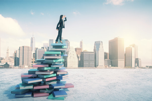 事业教育理念与女商人在书山遥望远方。图片下载