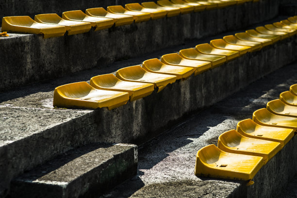 在一个小体育场里用的小塑料椅子图片下载