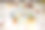 一个小女孩被塑料玩具动物和用铅笔画的木制几何图形包围着图片下载