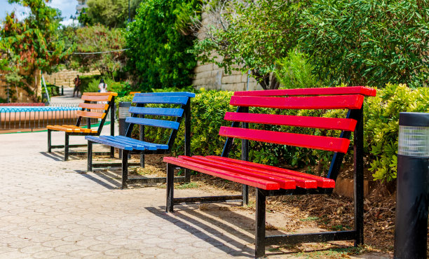 马耳他斯利马独立花园公园的三张彩色长椅，有红的、蓝的和黄的图片下载