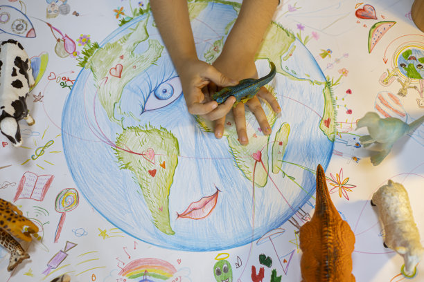 一个小女孩被塑料玩具动物和用铅笔画的木制几何图形包围着图片下载