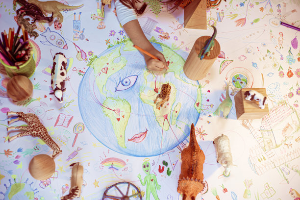 一个小女孩被塑料玩具动物和用铅笔画的木制几何图形包围着图片下载