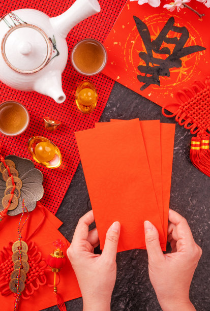 中国农历新年一月设计概念 - 女士派发新年红包俯视图素材图片