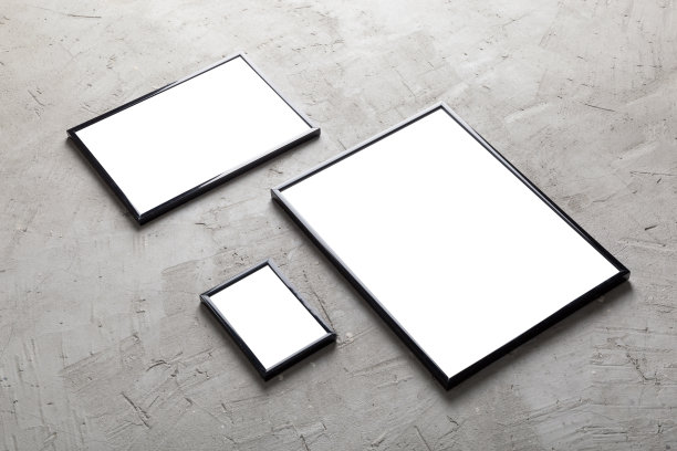 水泥地板上放着三个空相框。模拟添加你的文本图片下载