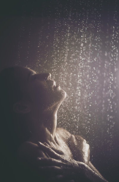 沐浴下的性感女人。图片下载