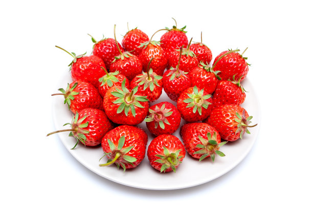 鲜草莓在盘中孤立在白色背景上图片下载