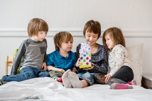 4孩子的礼物图片下载