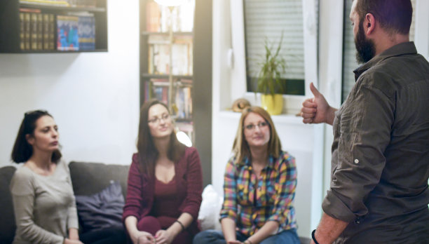 男人在家庭聚会上玩猜字谜游戏图片下载