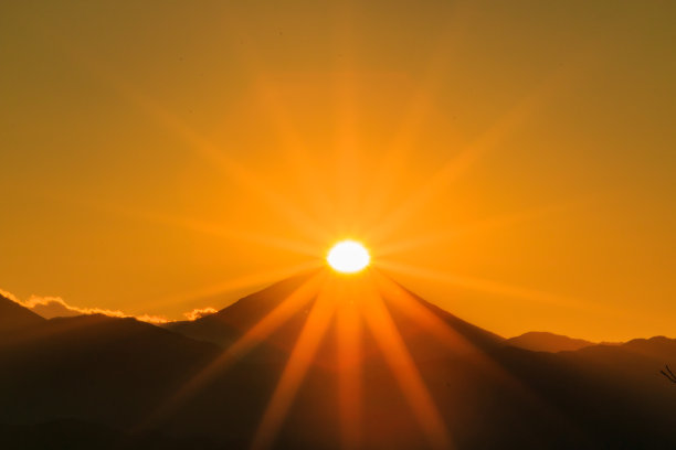 从高雄山顶俯瞰“钻石富士山”图片下载