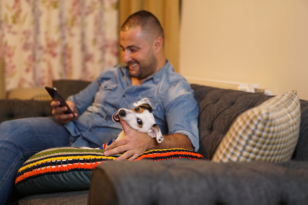 快乐的白种人和白色的狗图片下载