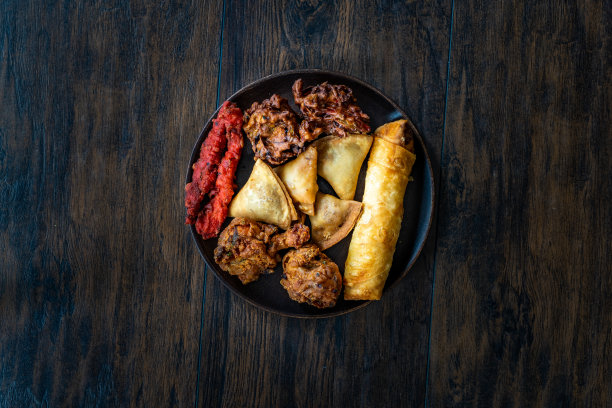 印度食物盘与鸡肉Pakora, Aloo Tikki, Samosas Samsa和春卷。图片下载