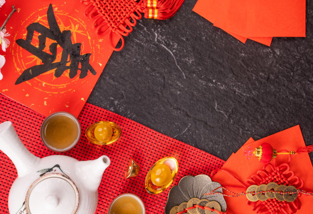 中国农历一月新年的设计理念-节日饰品，红包(ang pow，红包)，俯视图，平铺，头顶上方。图片下载