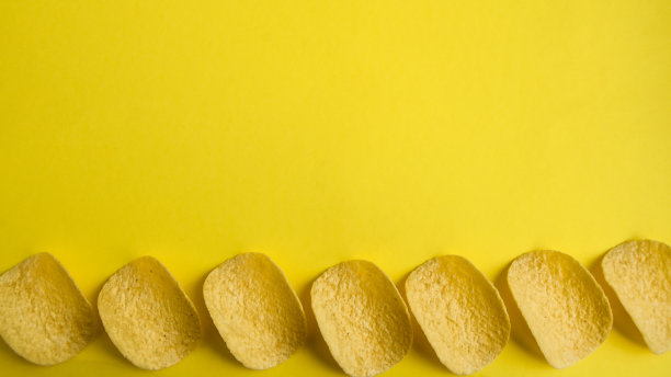 黄色背景上的美味薯片图片下载