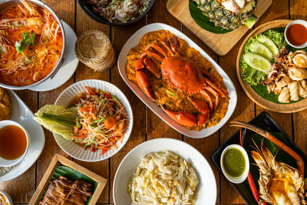 木桌上摆放各种各样的泰国食物图片下载