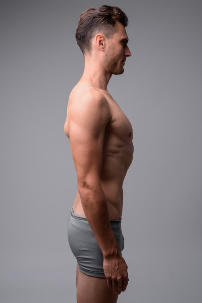 工作室拍摄的英俊的肌肉男子赤膊图片下载